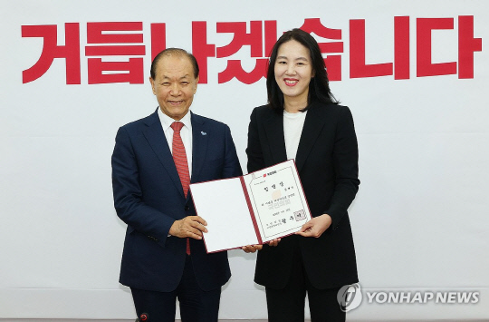 황우여 국민의힘 비상대책위원장이 지난 5월 16일 오전 국회에서 열린 주요당직자 임명장 수여식에서 김혜란 대변인에게 임명장을 수여한 뒤 기념촬영을 하고 있다.<연합뉴스>